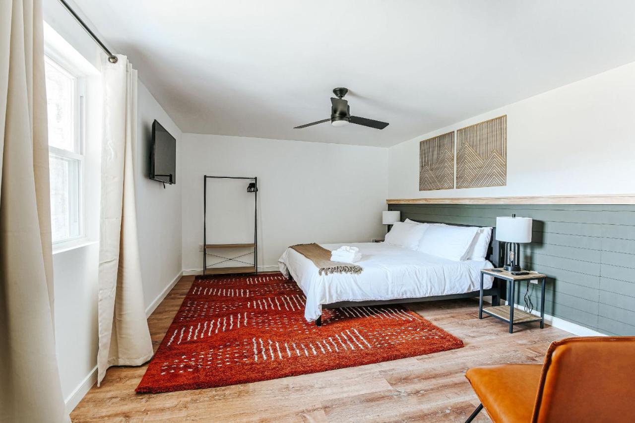 Grey Pine Lodge Waynesboro Room photo